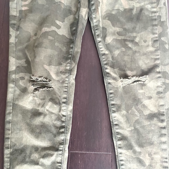 Curvy Super Hi-Rise Jegging, Camo, Distressed - Picture 2 of 8
